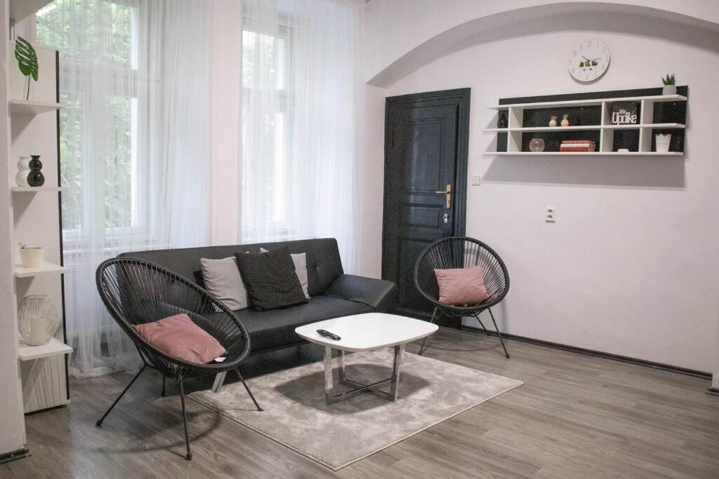 Modern Apartment In The Center Of Prag Exteriör bild